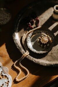 Hexingsheng Jewelry | How to Identify Vintage Jewelry: A Collector’s Essential Guide